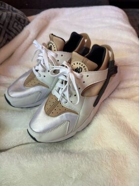 Nike White and Tan Low-Top Sneakers with Black Lining